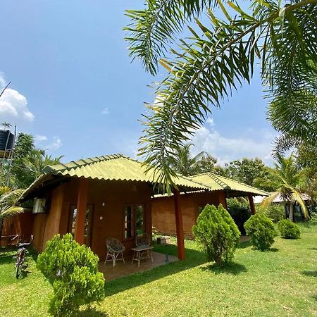 Wild Breeze Hotell Tissamaharama Exteriör bild