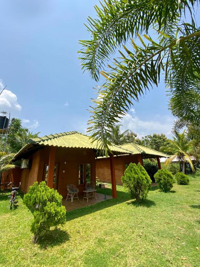 Wild Breeze Hotell Tissamaharama Exteriör bild