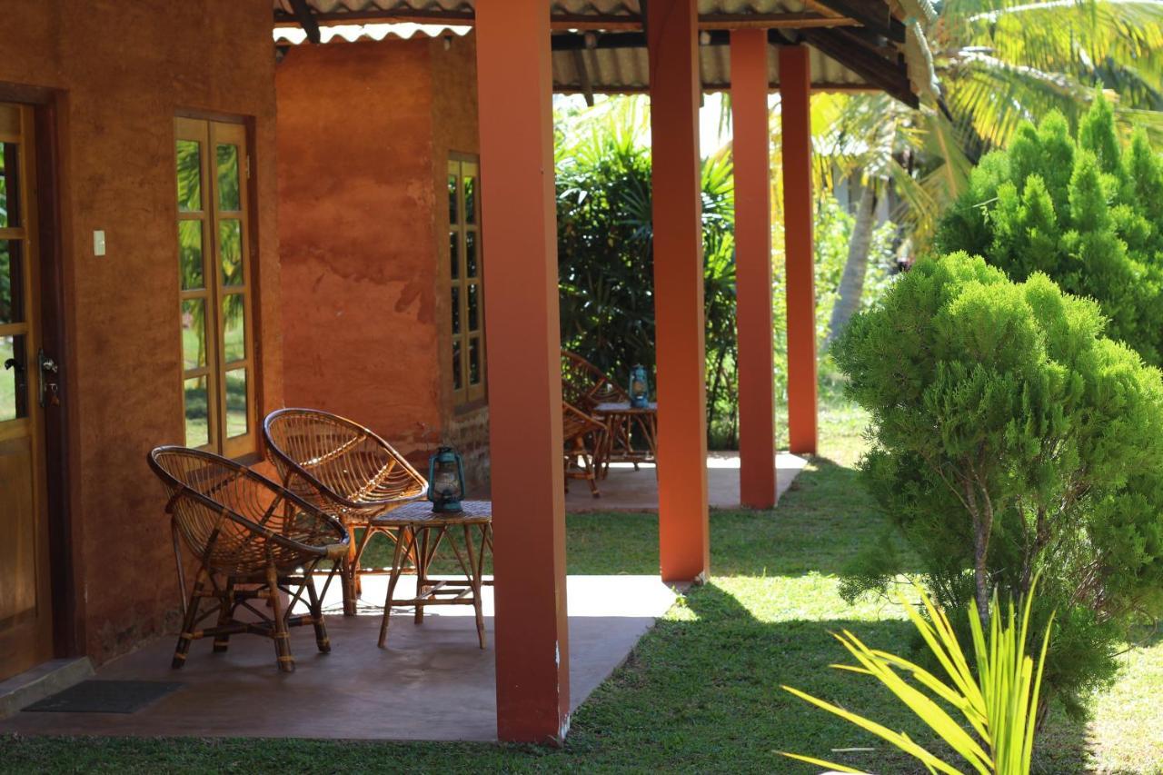 Wild Breeze Hotell Tissamaharama Exteriör bild