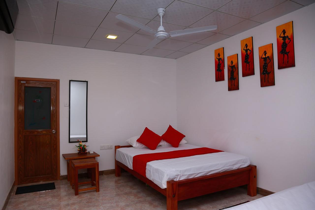Wild Breeze Hotell Tissamaharama Exteriör bild