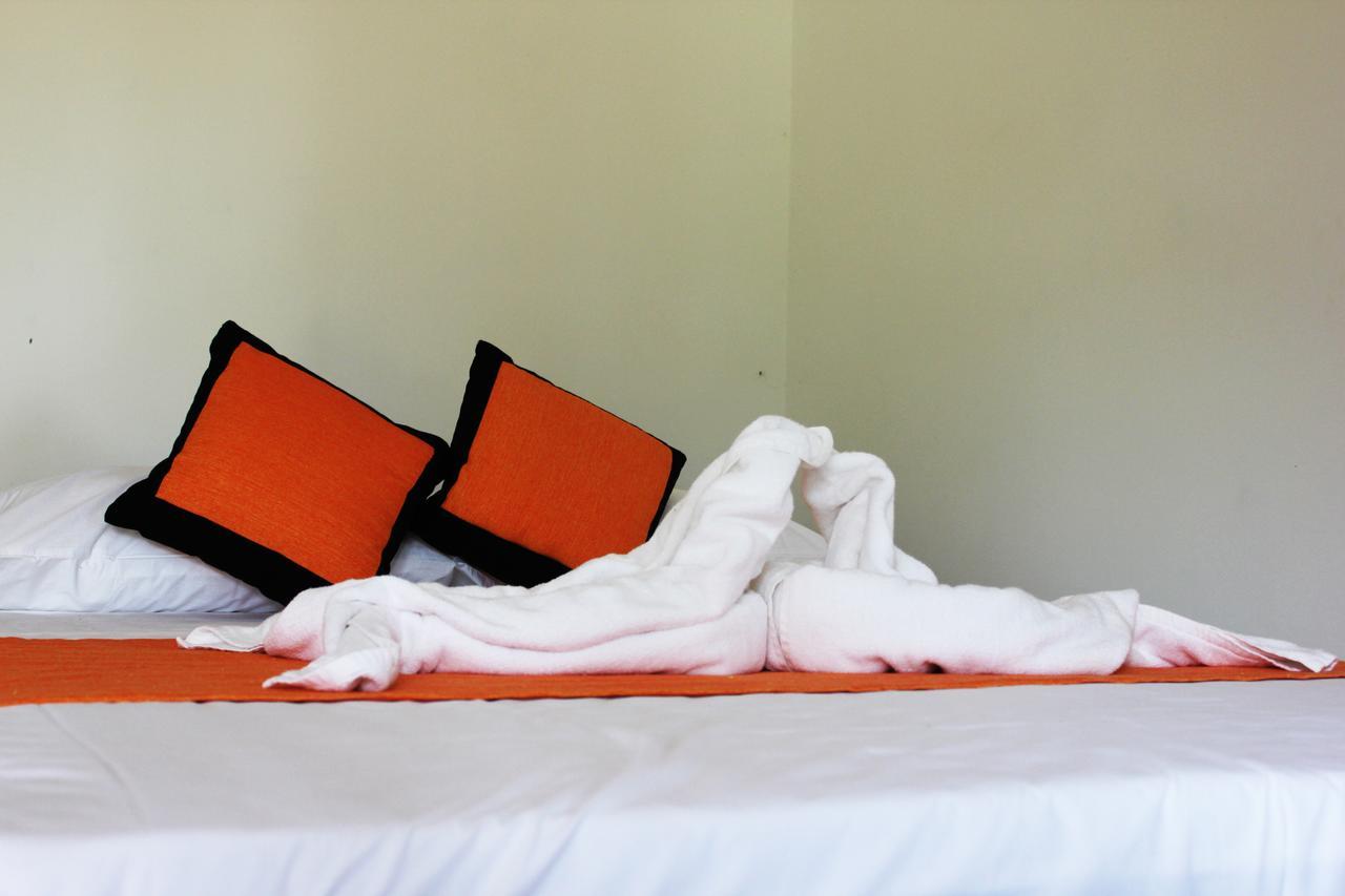 Wild Breeze Hotell Tissamaharama Exteriör bild